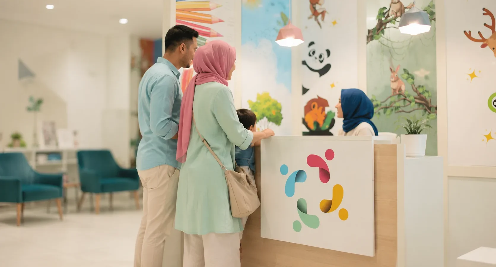 Une famille avec son enfant accueillie au comptoir de réception du centre Kids Care à Marrakech, devant une fresque murale illustrée d’animaux