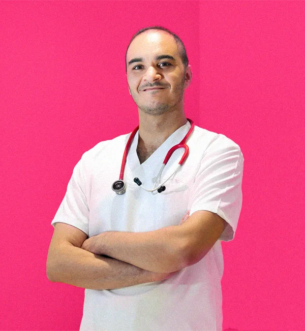 Portrait d’un pédiatre du centre Kids Care, en tenue blanche, un stéthoscope autour du cou